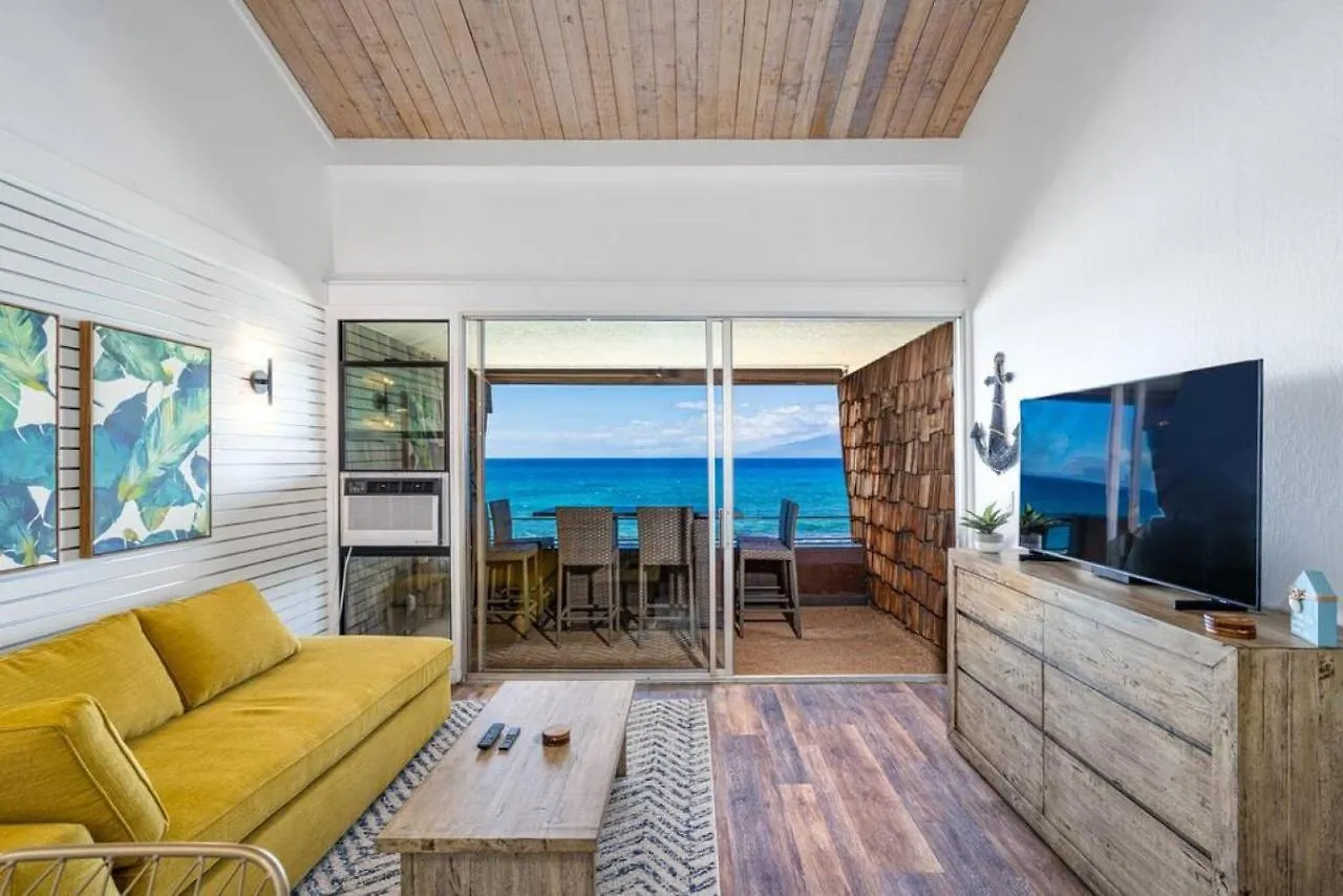 Modern-Rustic Beach Renovation Direct Oceanfront Penthouse Kahana Vakantiehuis