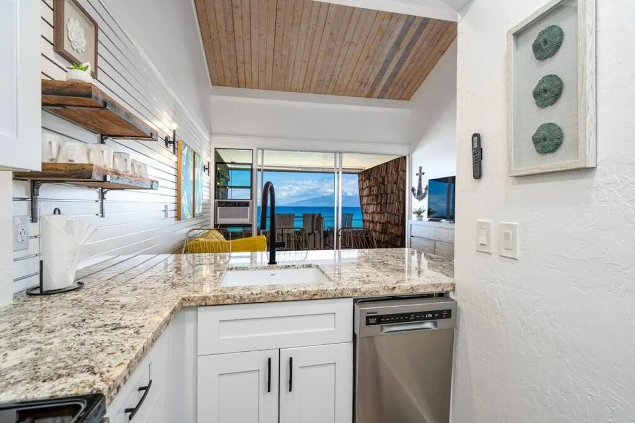Modern-Rustic Beach Renovation Direct Oceanfront Penthouse Kahana 0*,  Verenigde Staten
