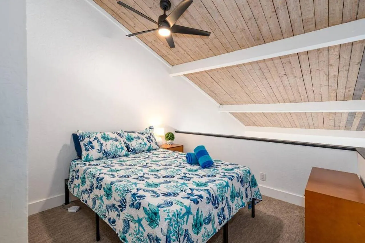 Modern-Rustic Beach Renovation Direct Oceanfront Penthouse Kahana Vakantiehuis